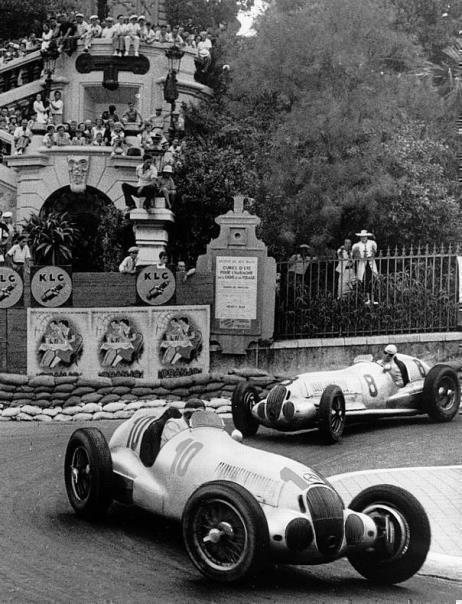 Grosser Preis von Monaco, 8. August 1937: Der spätere Sieger Manfred von Brauchitsch und der Zweite Rudolf Caracciola in der Loews-Kurve, beide auf Mercedes-Benz Formel-Rennwagen W 125.